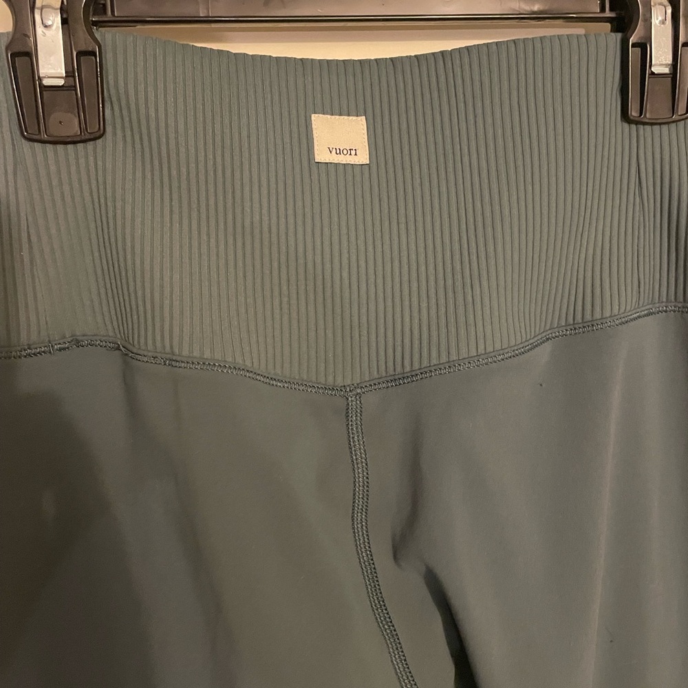 Vuori leggings sage green active wear